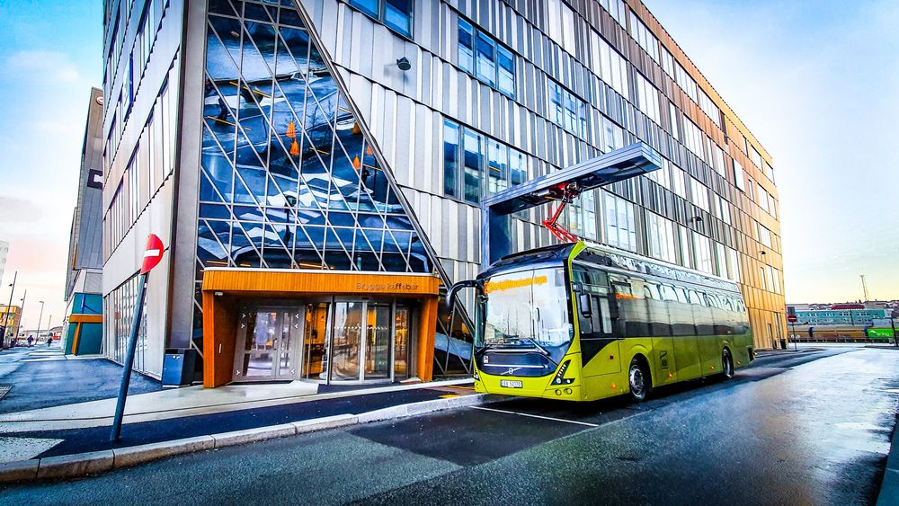 En av de store utfordringene har vært å få ladet bussene nok på den tiden de har til rådighet mellom de ulike bussrutene.