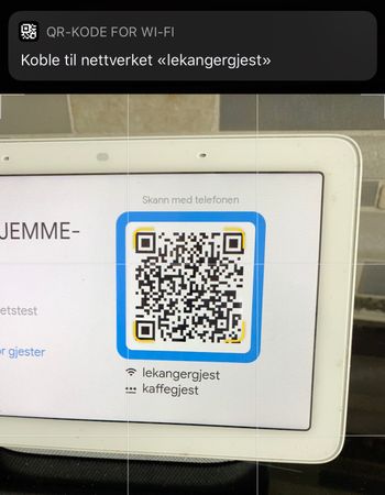 Har du en Nest Hub kan du få opp en QR-kode som lar gjestene raskt koble seg til gjestenettverket uten å taste passord. Her skanner vi med en Iphone, og blir koblet automatisk til nettet så snart vi trykker lenken øverst i skjermbildet.