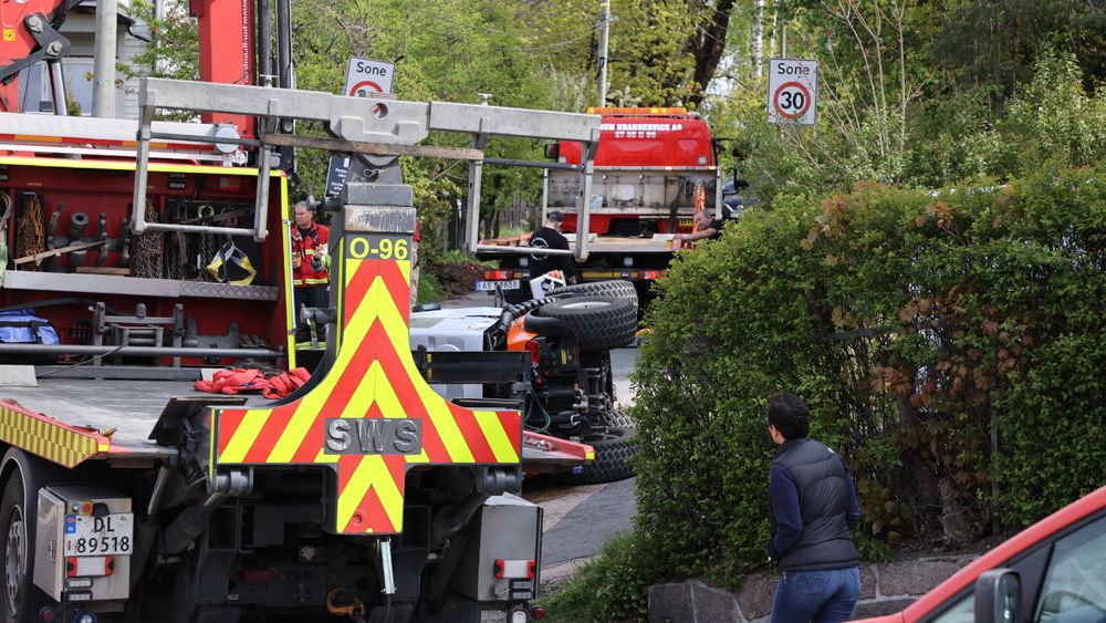 En mann omkom da feiebilen han kjørte veltet ved Lilleaker i Oslo onsdag.