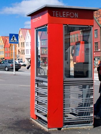 Telefonkiosken 75 år - nå er den fredet. Telefonkiosken ble tegnet av Arkitekt Georg Fredrik Fasting etter en konkurranse utlyst av Telegrafvesenet 5. mai 1932.
