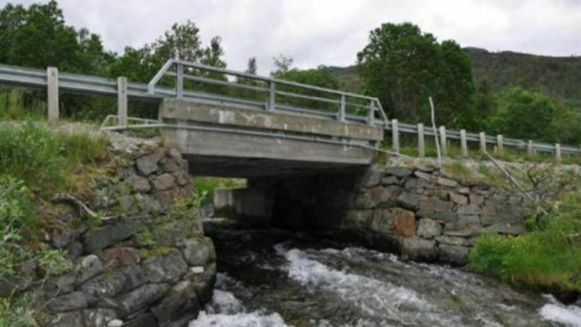Møllebekk bru ligger på fylkesvei 882 i Alta kommune.