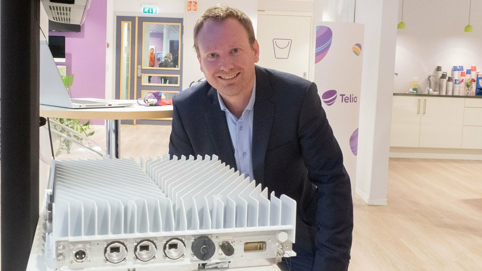 Leder for mobilnett i Telia Norge, Espen Weum, med en radioenhet fra Ericsson som har støtte for 5G i de tre frekvensområdene 700-, 800- og 900 MHz.
