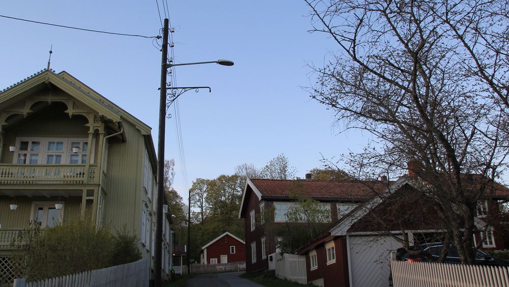 Kongsvinger kommune gikk på en smell med veilyskontrakten sin. Bildet er tatt opp mot festningen i byen.