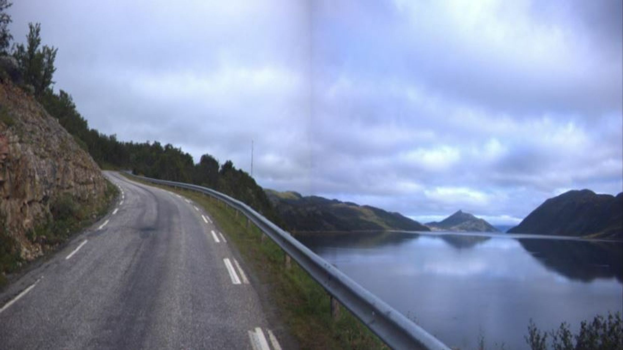 Fylkesvei 98 fra strekningen Tarmfjordvika-Smalfjordbotn.