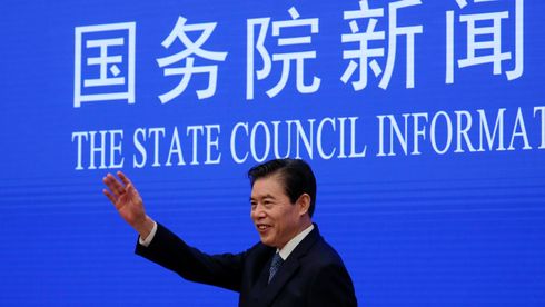 Kinas handelsminister Zhong Shan under en pressekonferanse i Beijing mandag. Departementet skriver at det vil svare «med alle mulige tiltak» på USAs siste utspill om å hindre teleselskapet Huawei sin virksomhet. 