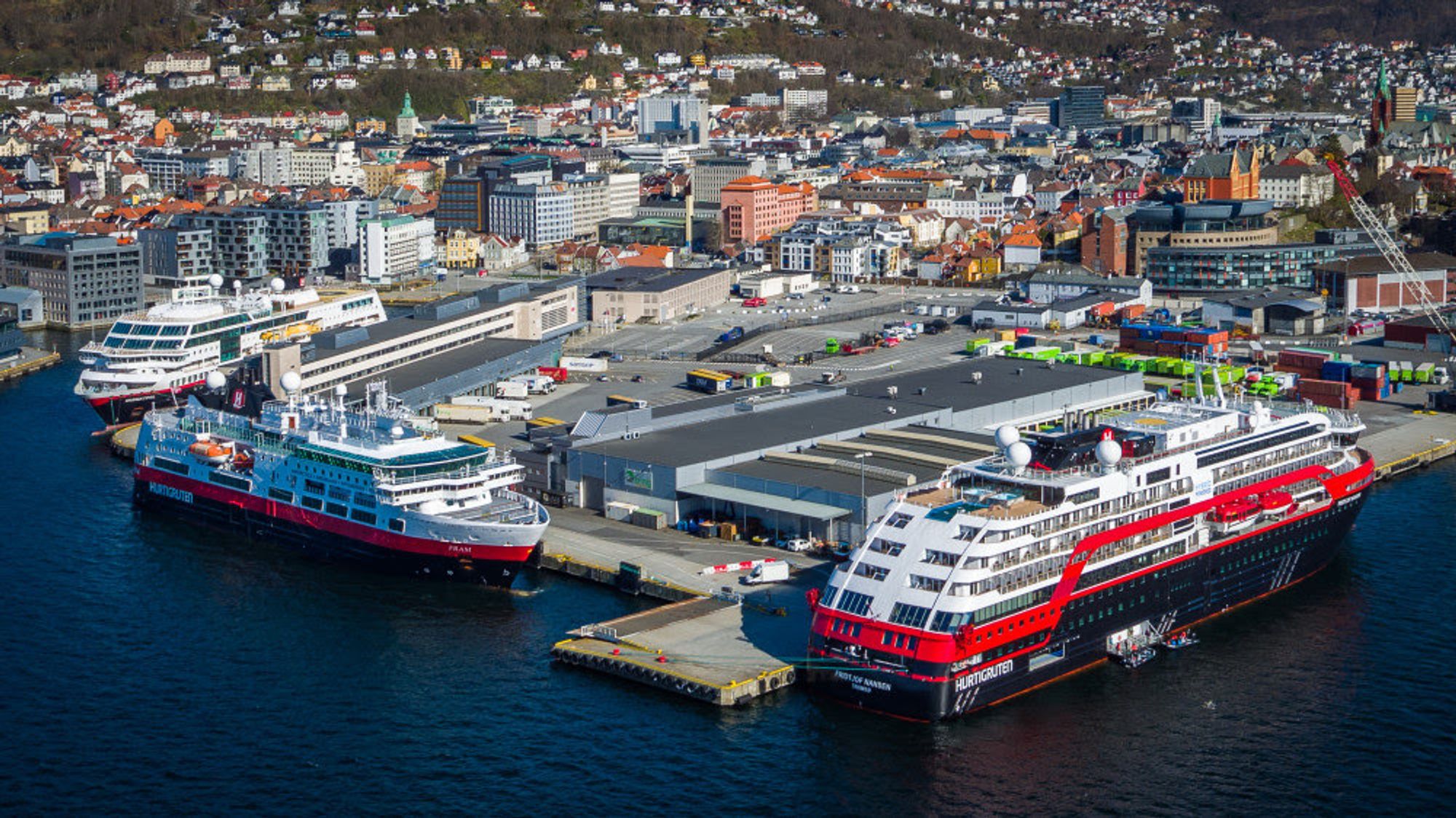 Korona-opplag. MS Midnatsol (fra venstre), MS Fram og MS Fridtjof Nansen ved kai i Bergen i april.