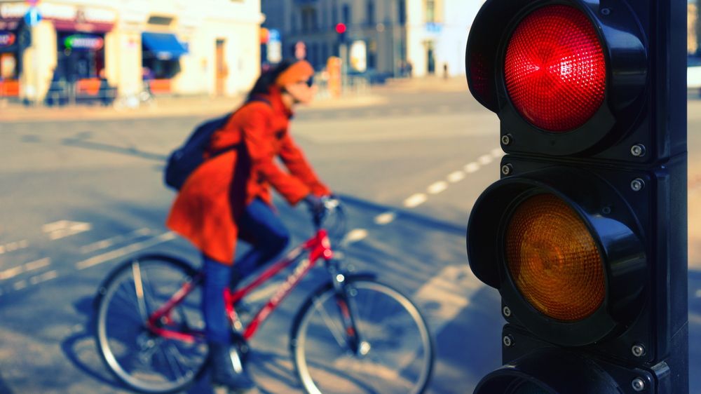 Hvordan sørge for at ikke biltrafikken kveler bysentrum når samfunnene åpner opp etter korona, samtidig som kollektivtransporten ikke kan frakte like mange passasjerer? En rekke byer prioriterer nå syklister og gående framfor bilene.