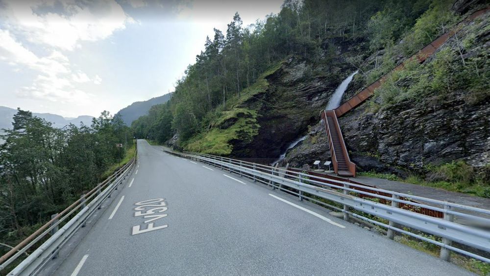 Her ved maleriske Svandalsfossen kan det bli dårlig sikt når vannføringen er som størst. Nye ledelys skal bøte på det.