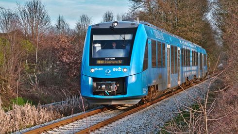 Allerede i 2016 sto Alstom bak verdens første brenselcelledrevne passasjertog, Coradia iLint, i Tyskland. Etter en vellykket testfase, vedtok selskapet i fjor å erstatte 14 av dagens dieseltog med hydrogentog.