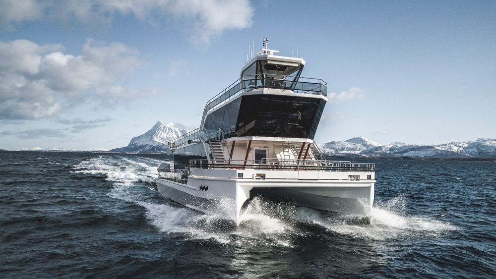 MS Brim utenfor Tromsø. Energibehovet øker i bølger. Foiler i baugene demper bevegelsen og gir litt ekstra framdrift for Brim Explorers nye katamaran, MS Bard.