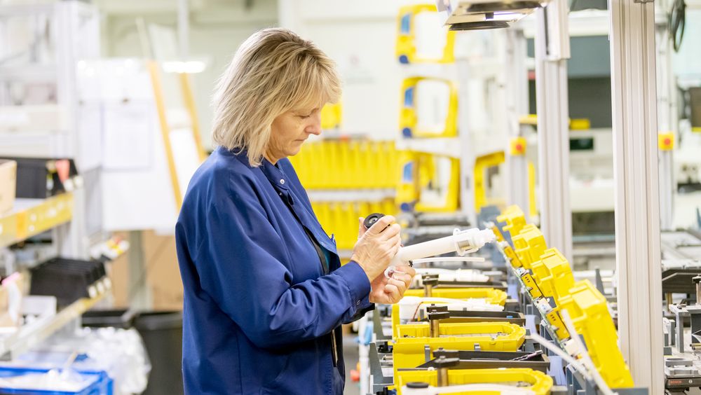 Møyfrid Ågesen monterer pumpeenhet og motor på den portable sugepumpen.