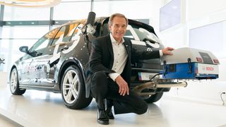 Bosch-sjef Dr. Volkmar Denner viser frem teknologi de har utviklet for å gjøre dieselmotoren renere i 2017. Bosch er en av industriaktørene som leverer flest patentsøknader knyttet til forbrenningsmotor.