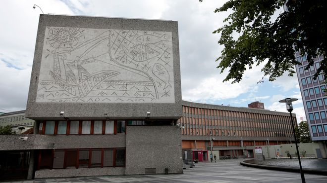 Nå skal den berømte gavlveggen snart løftes bort fra bygget. Men på Stortinget pågår fortsatt kampen om Y-blokka