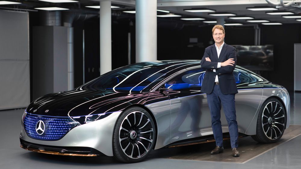 Ola Källenius og konseptbilen EQS. Neste år kommer produksjonsutgaven, som foreløpig ikke er vist uten kamuflasje.