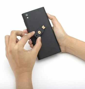 YubiKey 5 NFC, en sikkerhetsnøkkel fra Yubico, brukes til autentisering på en Android-mobil.