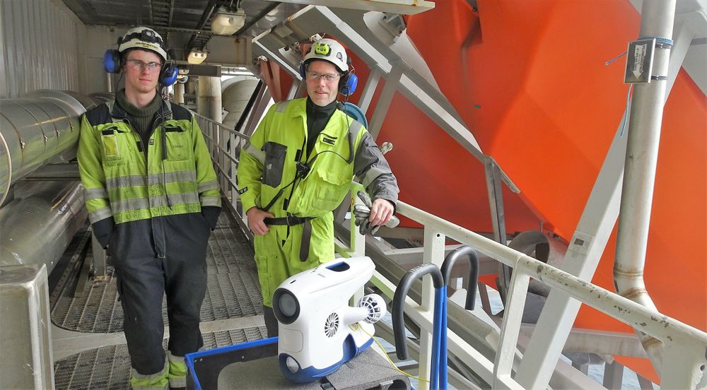 Jørund Bratset og Gaute Valen med Blueye-dronen før en av de to-tre årlige inspeksjonene av sjøvannsinntaket til brannpumpene.