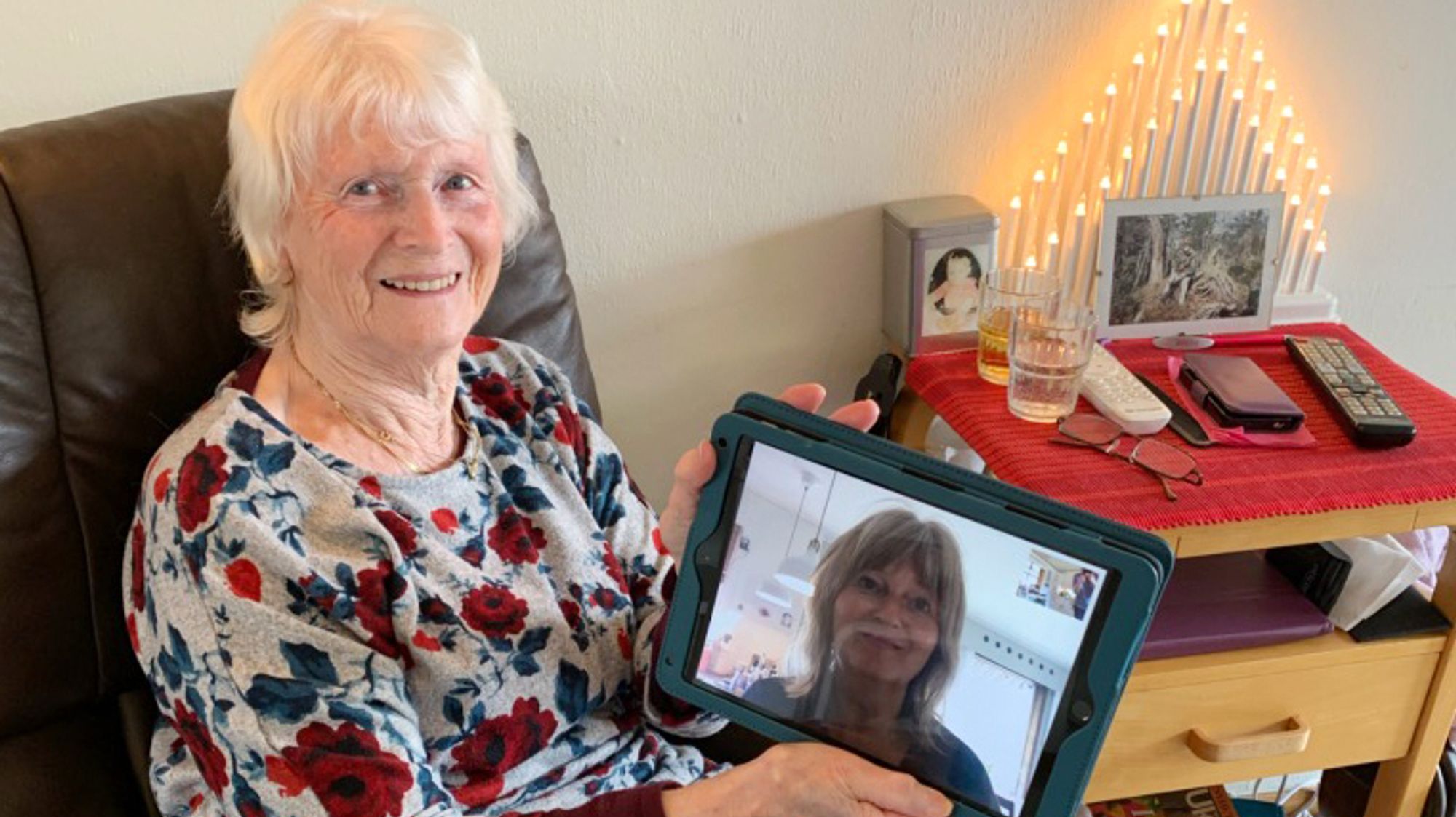 Nettbrett: Hjørdis Seland, som bor på Feda Omsorgssenter, bruker ofte nettbrettet til å kontakte barna sine via Facetime. På den måten får hun også se dem. Det betyr ekstra mye nå, siden de ikke kan stikke innom, knyttet til risikoen for korona.