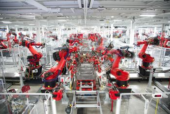 Fra produksjonslinjene i Teslas fabrikk i California.