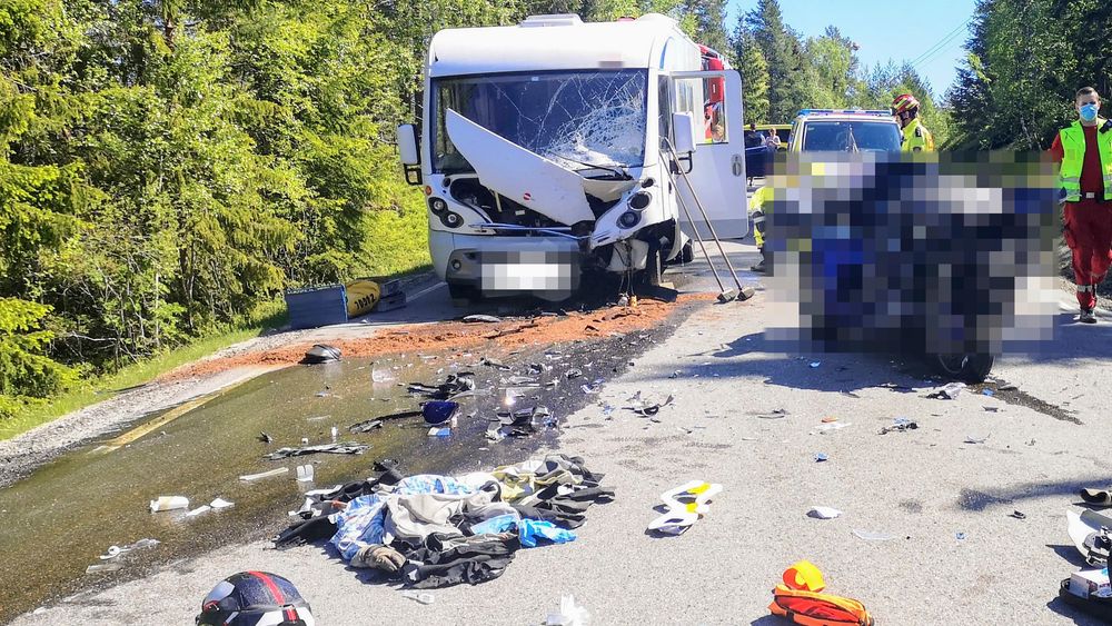 En mannlig motorsyklist omkom etter å ha kollidert med en bobil på Notodden lørdag formiddag. Hele fem personer mistet livet på veiene i pinsen.