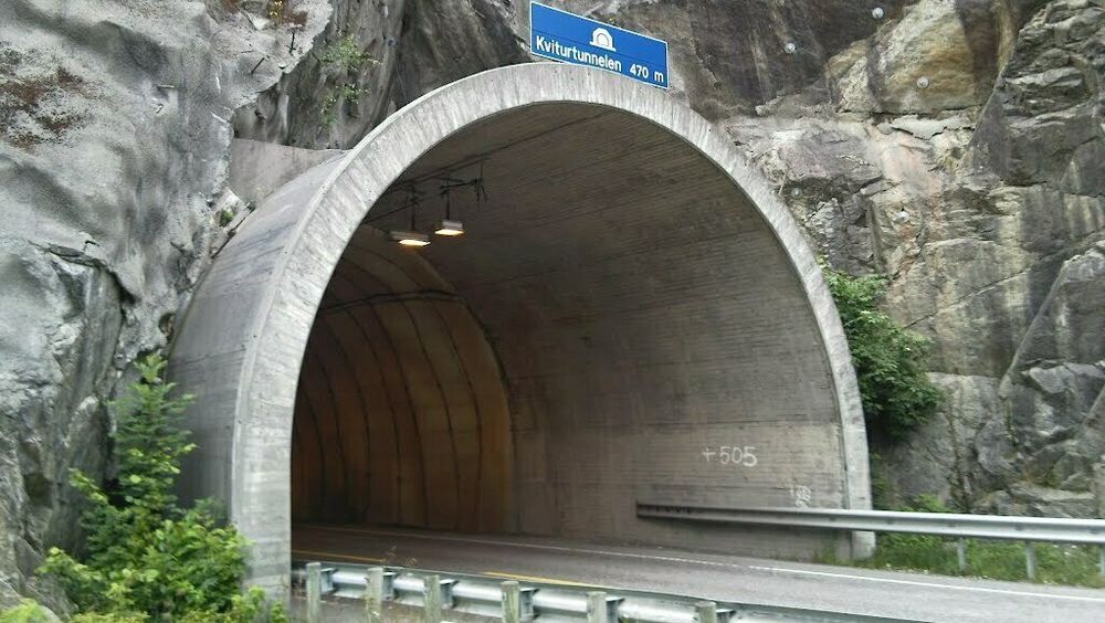 Oppdraget omfatter blant annet den 470 meter lange Kviturtunnelen på riksvei 13 nord for Odda i Hardanger.