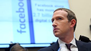 Mark Zuckerberg foran en skjerm med Facebook-logoen og uklar tekst.