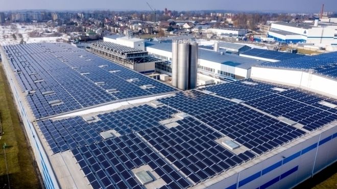Private anlegg driver veksten: Nå kommer 10 prosent av strømmen i Tyskland fra solenergi. Her hjemme kuttes støtten