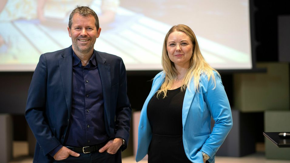Mobildirektør RIc Brown og markedsdirektør June Solbekk i Telenor Norge presenterte en ny prismodell for mobilabonnement 4. juni. - En historisk dag for Telenor, kalte Solbekk det.