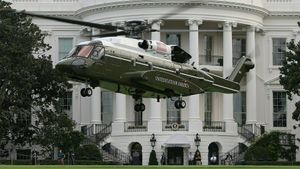 /2579/2579457/1920px-Sikorsky_VH-92_lands_in_front_of_the_White_House_during_tests%2C_22_September_2018_%28180922-M-ZY870-531%29.300x169.jpg