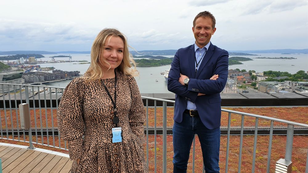 Åse Lunde og Carl Henrik Borchsenius på taket til Postgirobygget, som Entra kjøpte av Posten i 2001.