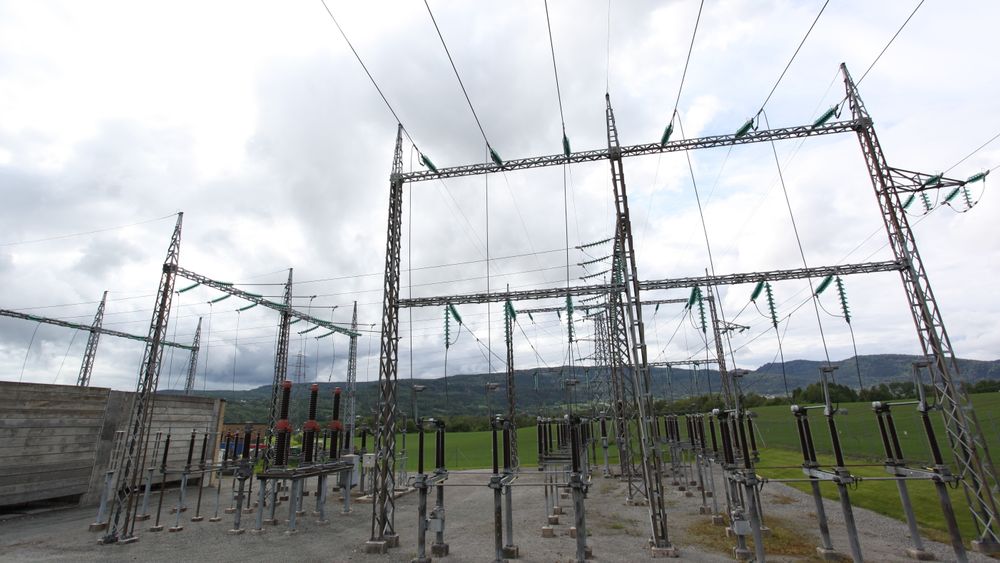 Glitres kunder får en prisreduksjon på 14 øre/kWh på energileddet i nettleien for strøm de bruker mellom klokka 22 og 06. Bildet er fra transformatorstasjonen ved Lier E-verk i Buskerud. (Bilde: Kjetil Malkenes Hovland)