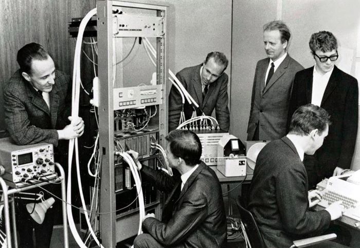 Norsk Datas første datamaskin, Nord-1. Fra venstre: Per Bjørge, Thor Monsen, Ove Raffelsen, Lars Monrad Krohn, Rolf Skår (ved tastaturet), Per Bugge Asperheim.