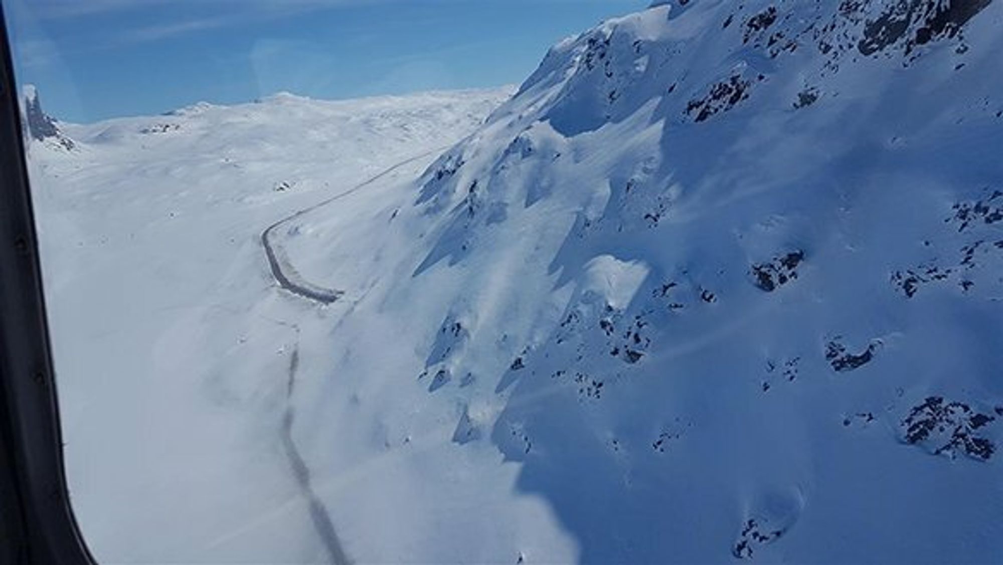 Statens vegvesen har kalket traseen over Dyrskard fra helikopter for å få snøen på vegen bort til 15. juni. Det er også sprengt ned store snøskavler for å unngå ras.