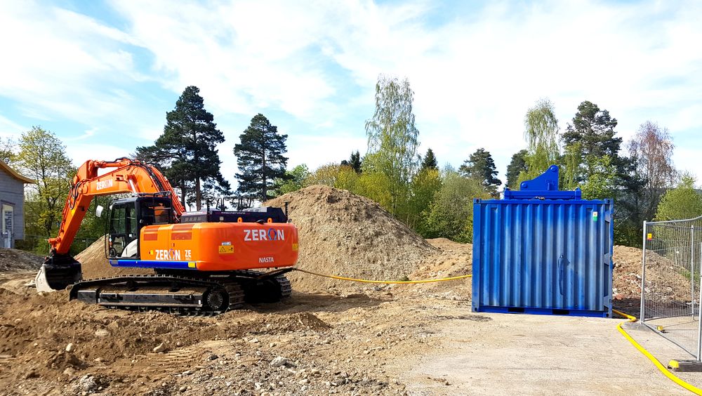 Den ombygde Hitachi-maskinen i arbeid. Den originale dieselvarianten trenger 10 liter diesel i timen, det tilsvarer 100 kWt. Maskinen på bildet nøyer seg med 28 kWt.