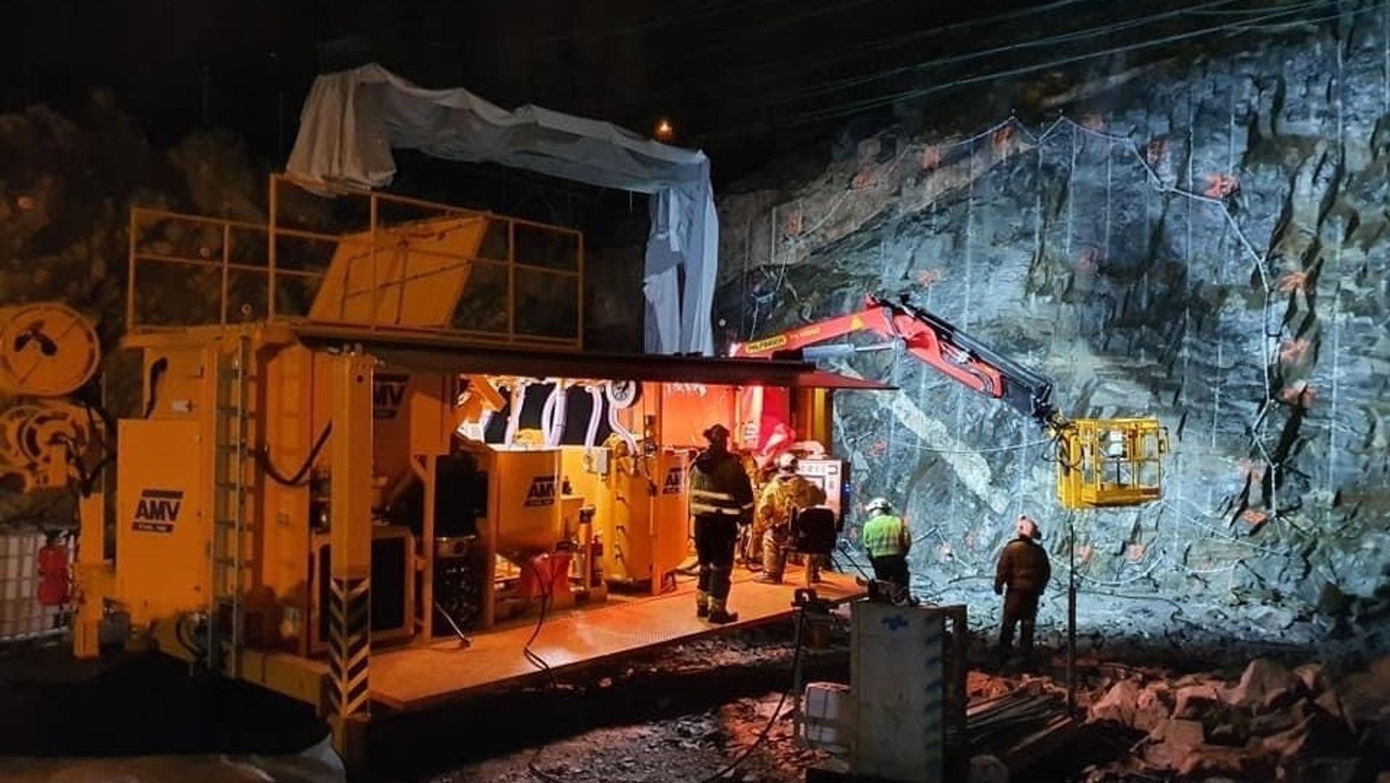 Forskere har nå dokumentert den beste framgangsmåten for å tette bergsprekker ved tunneldriving. Bildet viser klargjøring for berginjeksjon i Implenia/Acciona sitt anlegg i Moss.