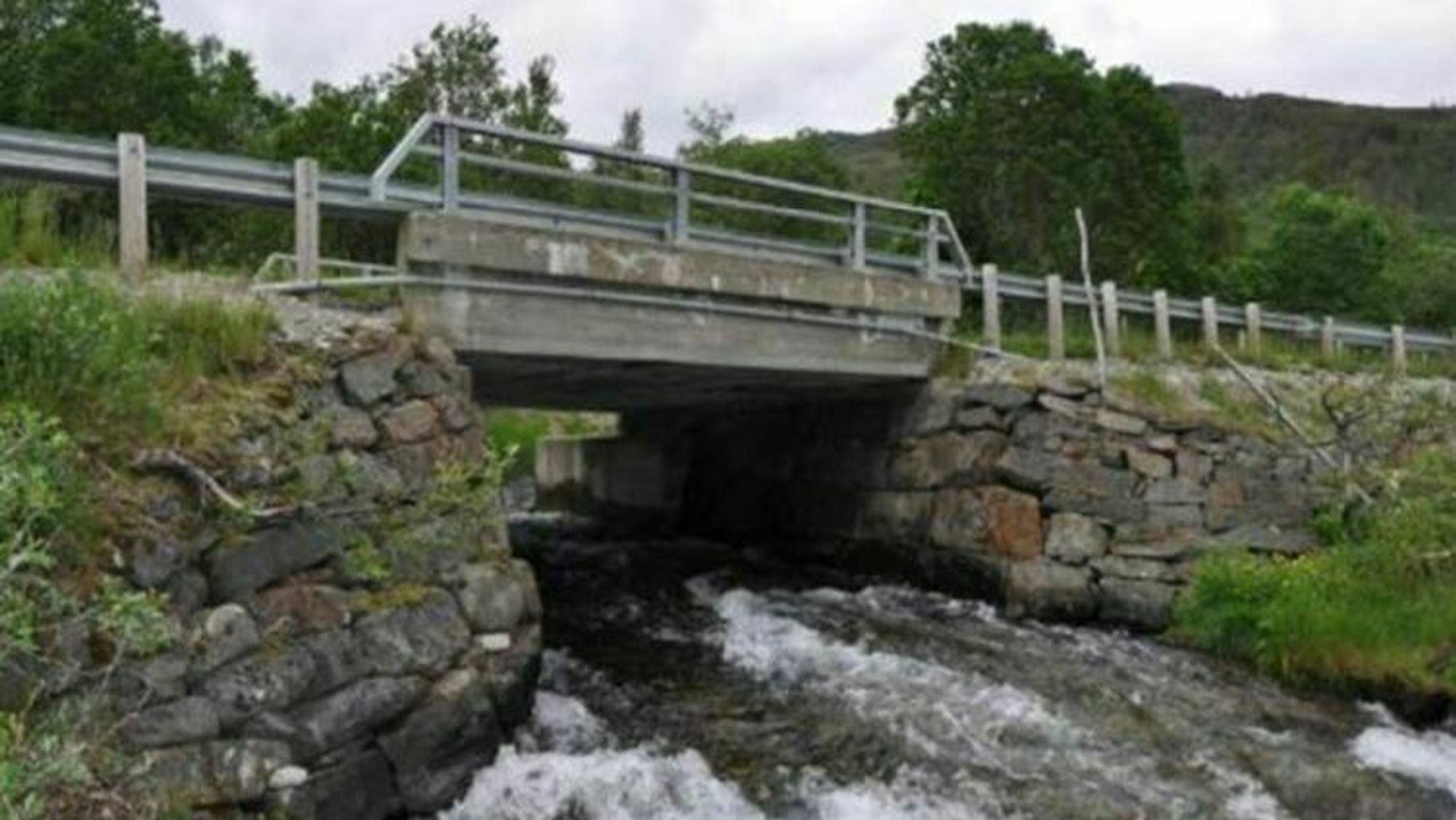 Møllebekk bru ligger på fylkesvei 882 i Alta kommune.