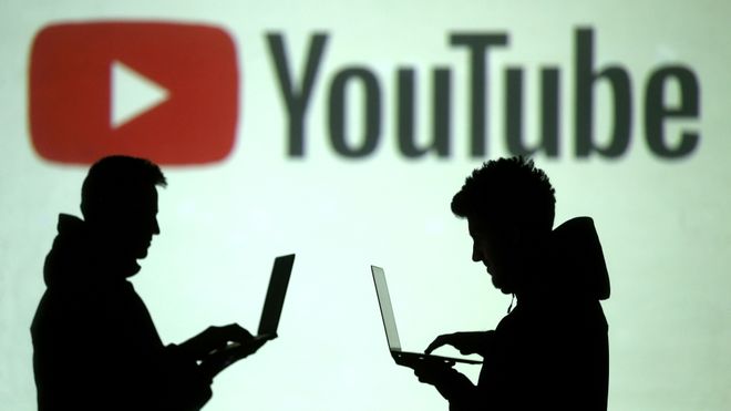 Silhuetter av to PC-brukere foran en Youtube-logo.