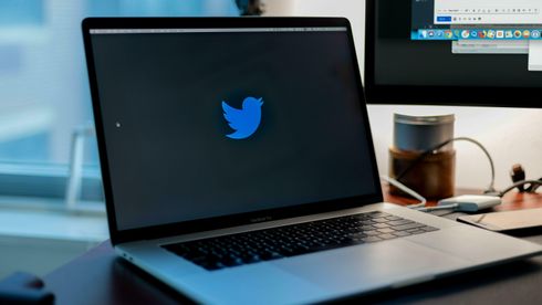 PC med twitter-logo på skjermen. 