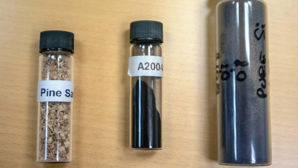 Norsk sagflis (til venstre) blir til karbonpulver med ektremt stor overflate (i midten). Dette og spesielt utviklede silisiumpartiker (til høyre) er viktige ingredienser i den nye batteriteknologien.