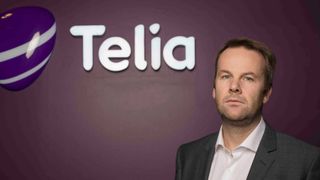 En alvorlig Henning Lunde foran Telia-logoen. 