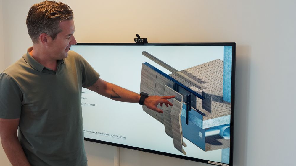 Bjørn Fredrik Gjerstad viser en skisse fra samhandlingsstrøket der tregelenderne vil få flerkrumme flater og produsentene må kunne hente informasjon direkte fra 3D-modeller for å proudsere et stort antall unike elementer.