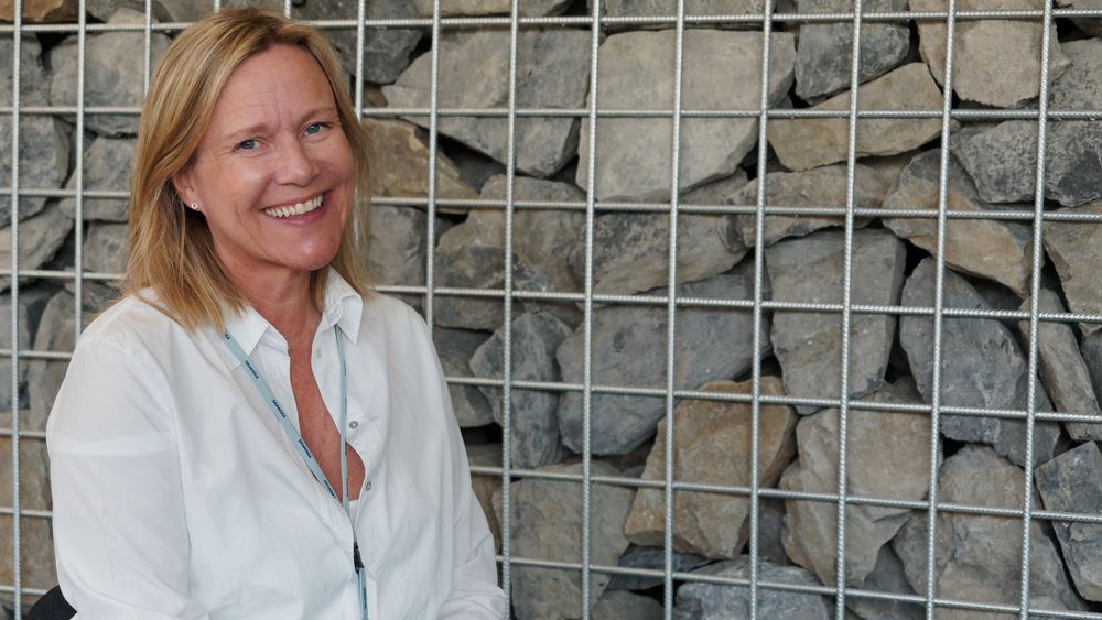 Randi Lekanger i Skanska sier utslippsfrie byggeplasser er realistisk - men ikke før leverandørene får frem flere elektriske maskiner enn de tilbyr i dag.