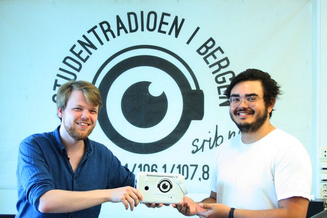 Avtroppende redaktør Tarjei Elias Valle Kvamme (t.v.) overrekker "Studentradioen" til ny redaktør Michael Breien.