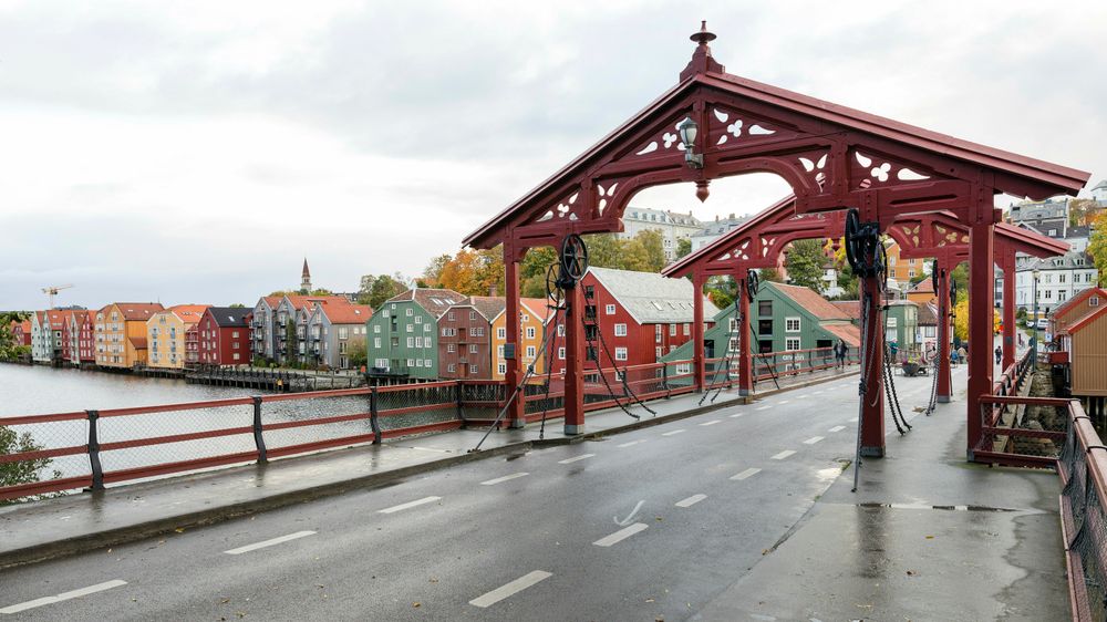 Gamle Bybro i Trondheim, også kjent som &quot;lykkens portal&quot;, krysser Nidelva.