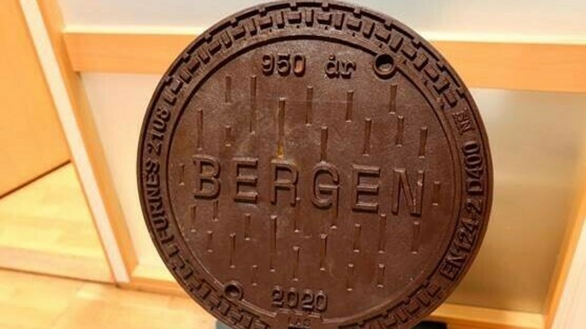 Bergen kommune bestilte 500 nye jubileumskumlokk i februar i år. Motivet er såklart regndråper.