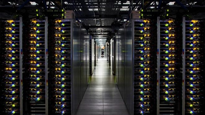 Bilde av serverrack i Googles datasenter i Douglas County, Georgia, USA.