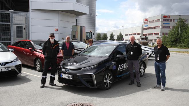 Ansatte hos Asko har mottok i dag 13 hydrogendrevne Toyota Mirai.