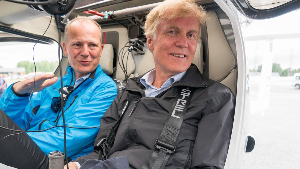 Avinor-sjef Dag Falk-Petersen og tidligere samferdselsminister Ketil Solvik-Olsen i forbindelse med demonstrasjon av det elektriske flyet Pipistrel Alpha Electro.