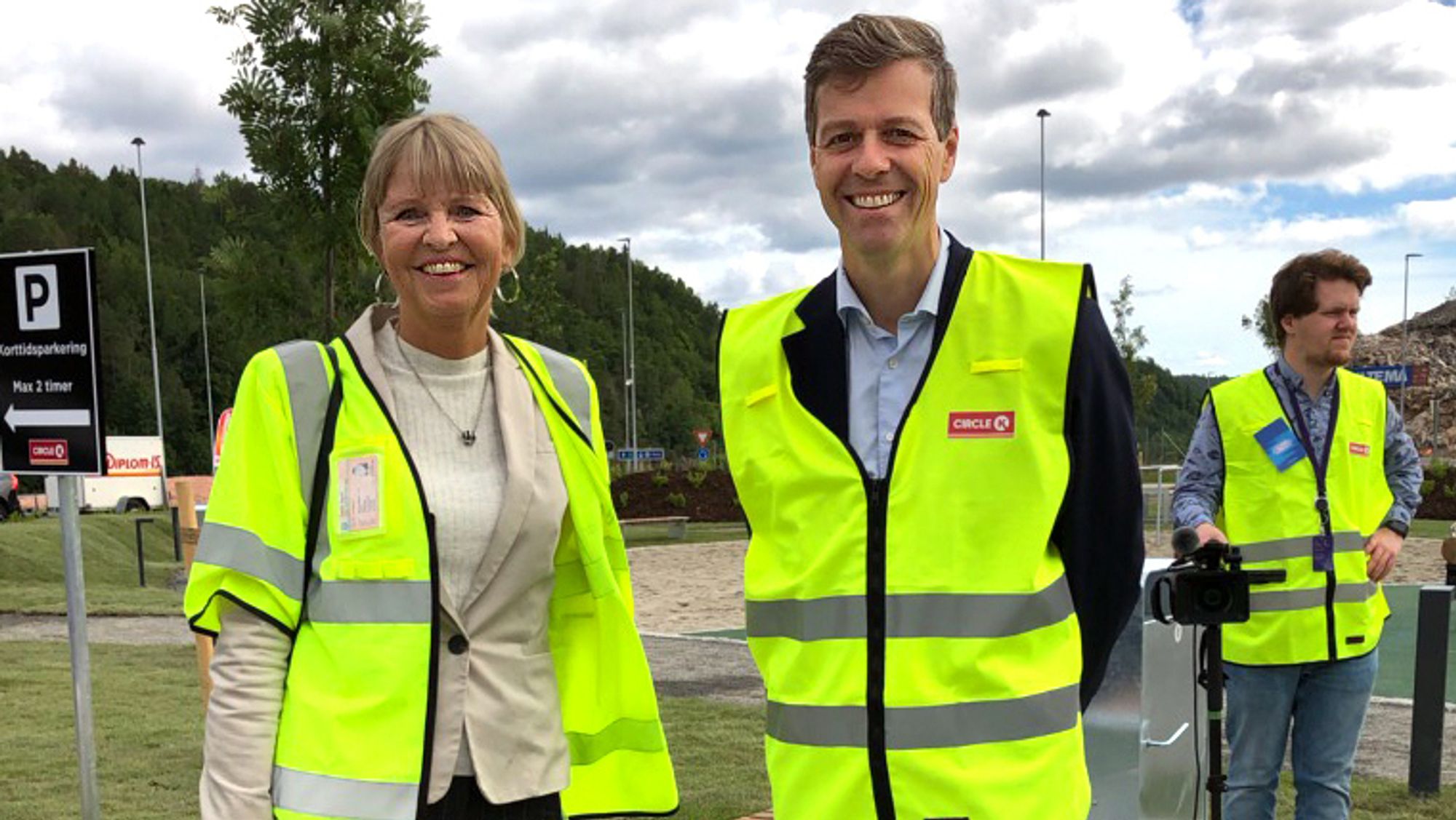 Administerende direktør i Nye Veier, Anette Aanesland sammen med samferdselsminister Knut Arild Hareide.