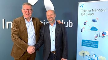 Ivar Sorknes i Telenor og Ken Roar Riis i Webstep tar hverandre i hånden og smiler til kamera.