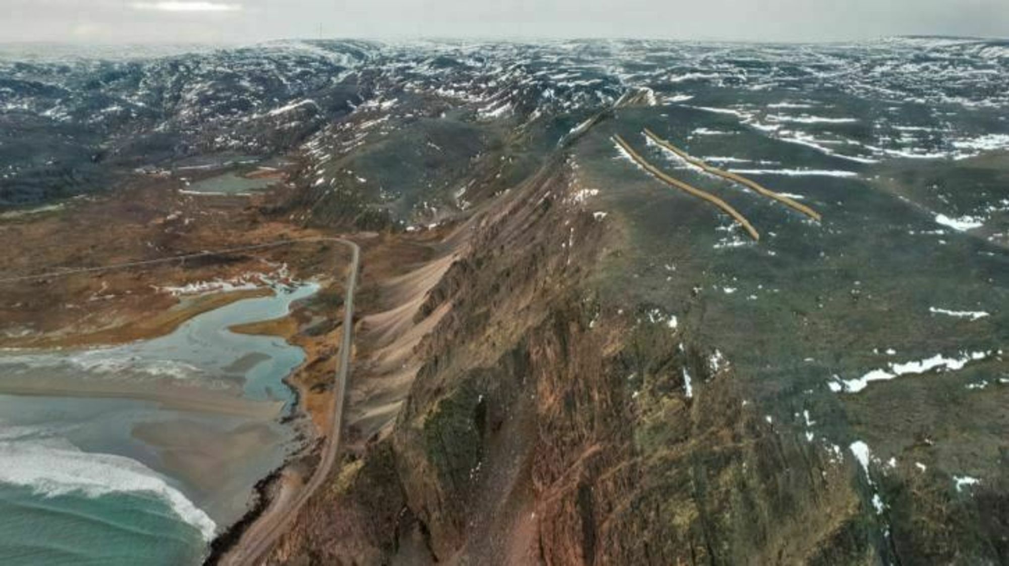Innerste del av Sandfjorden og Sandfjordfjellet sør for Berlevåg. Fylkesvei 890 er også kalt Ishavsveien.